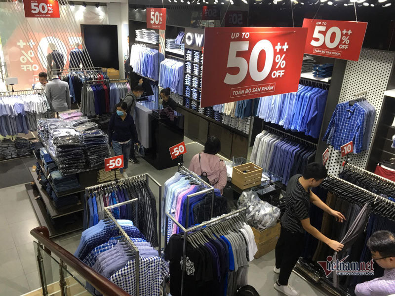 Hà Nội: Hàng trăm người xếp hàng, tranh mua 3 suất giảm giá 70%-10