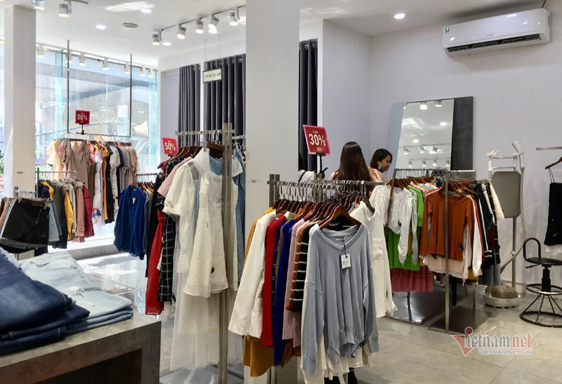 Hà Nội: Hàng trăm người xếp hàng, tranh mua 3 suất giảm giá 70%-11