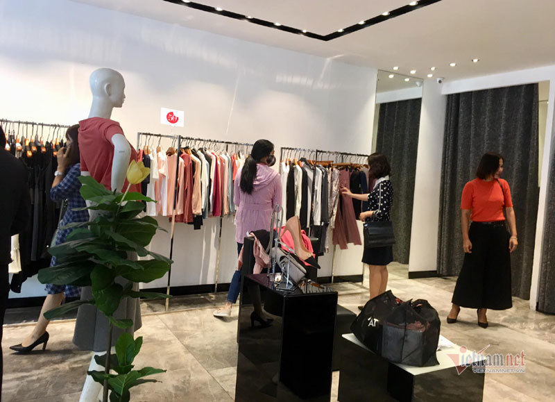 Hà Nội: Hàng trăm người xếp hàng, tranh mua 3 suất giảm giá 70%-12