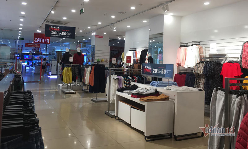 Hà Nội: Hàng trăm người xếp hàng, tranh mua 3 suất giảm giá 70%-13