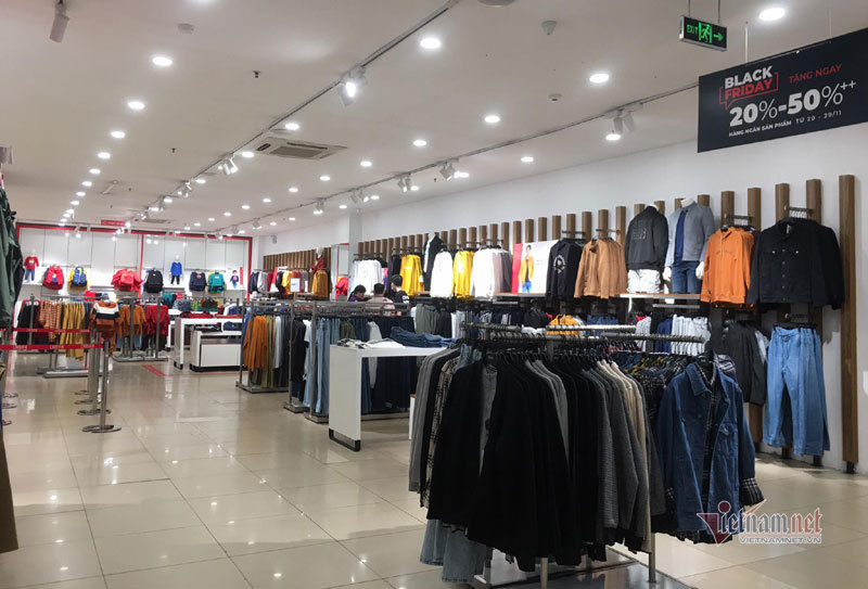 Hà Nội: Hàng trăm người xếp hàng, tranh mua 3 suất giảm giá 70%-14