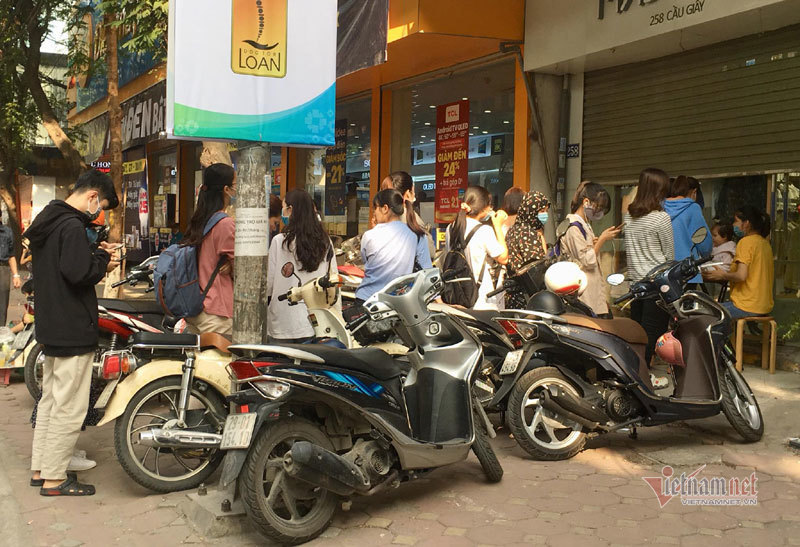 Hà Nội: Hàng trăm người xếp hàng, tranh mua 3 suất giảm giá 70%-2