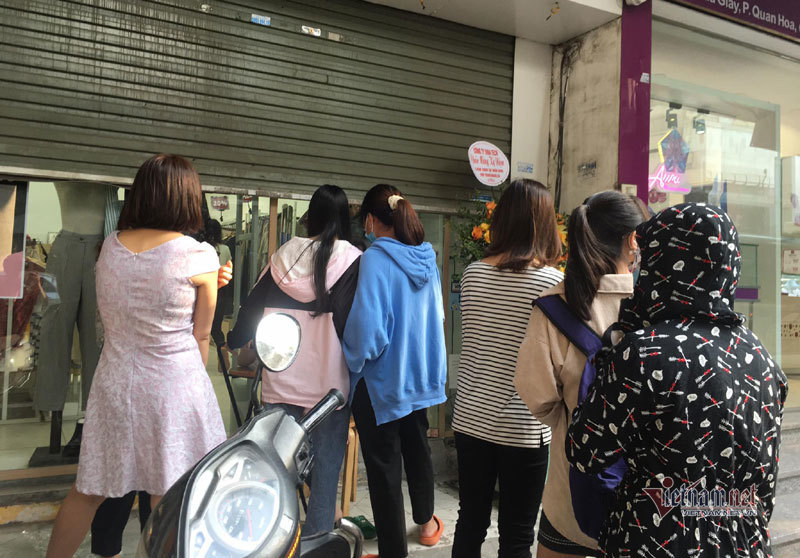 Hà Nội: Hàng trăm người xếp hàng, tranh mua 3 suất giảm giá 70%-3