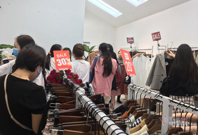 Hà Nội: Hàng trăm người xếp hàng, tranh mua 3 suất giảm giá 70%-4