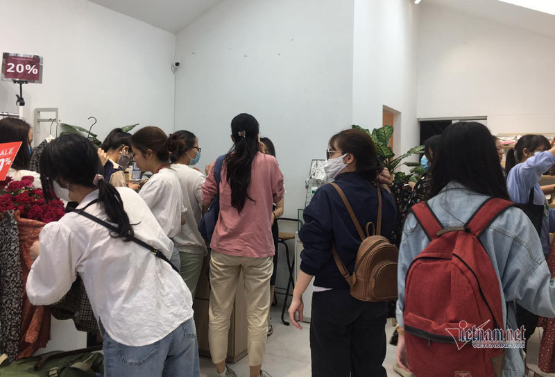 Hà Nội: Hàng trăm người xếp hàng, tranh mua 3 suất giảm giá 70%-5