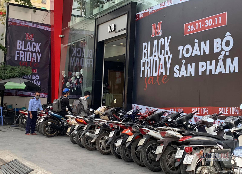 Hà Nội: Hàng trăm người xếp hàng, tranh mua 3 suất giảm giá 70%-7