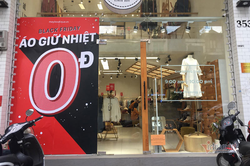 Hà Nội: Hàng trăm người xếp hàng, tranh mua 3 suất giảm giá 70%-8