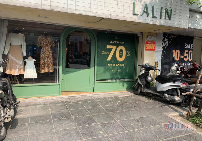 Hà Nội: Hàng trăm người xếp hàng, tranh mua 3 suất giảm giá 70%-9