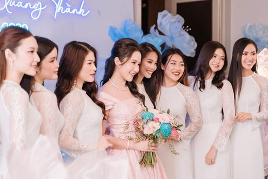 Bức ảnh đủ mặt hội chị em bạn dì nhà gái trong đám hỏi Phan Thành - Primmy Trương, đố ai đọ lại team