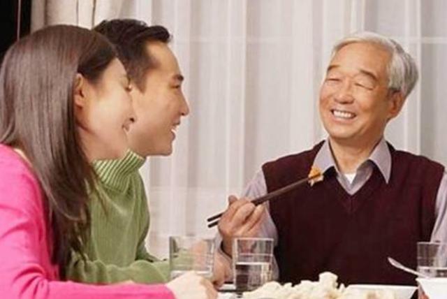 Về quê giỗ mẹ, vừa nhìn thấy nải chuối trên bàn thờ, em dâu tối sầm mặt bỏ đi còn chồng em thì đứng ngồi không yên-1