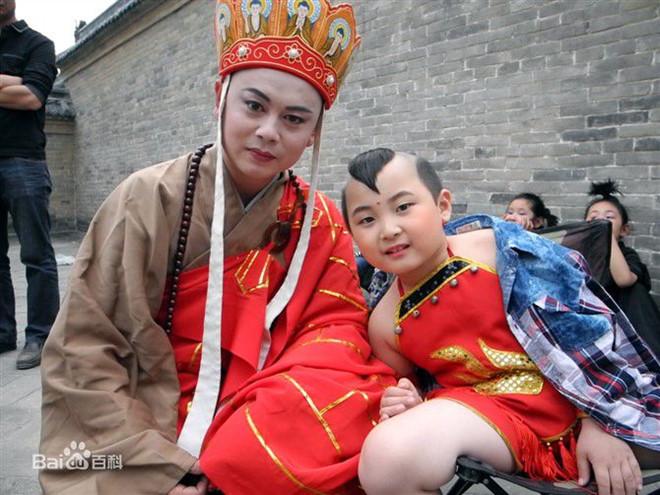 Đứa bé trong tranh Tết kiếm tiền nuôi cả gia đình rồi đột ngột qua đời, tất cả chỉ vì một câu nói của mẹ ruột-1