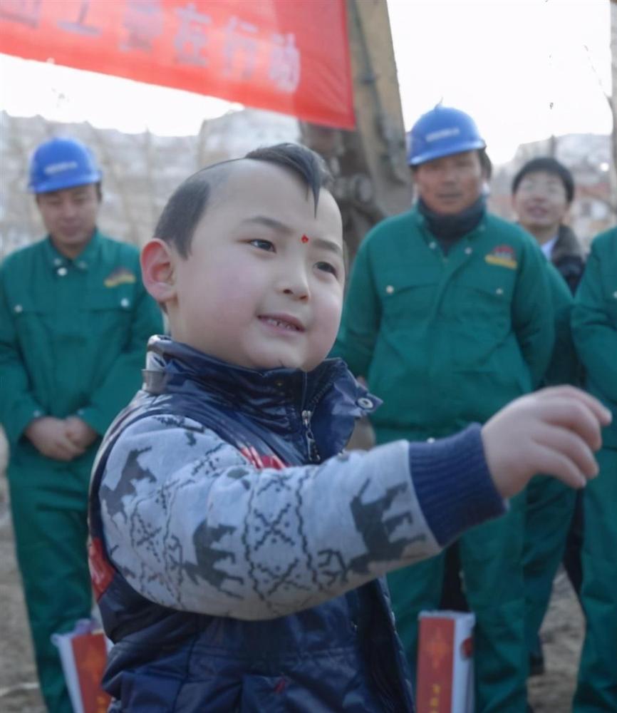 Đứa bé trong tranh Tết kiếm tiền nuôi cả gia đình rồi đột ngột qua đời, tất cả chỉ vì một câu nói của mẹ ruột-2