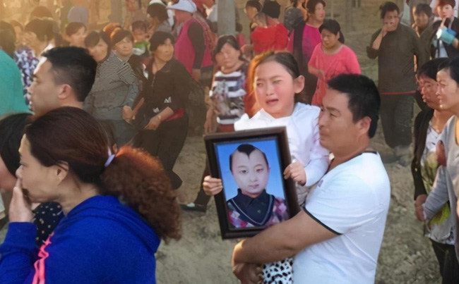 Đứa bé trong tranh Tết kiếm tiền nuôi cả gia đình rồi đột ngột qua đời, tất cả chỉ vì một câu nói của mẹ ruột-10