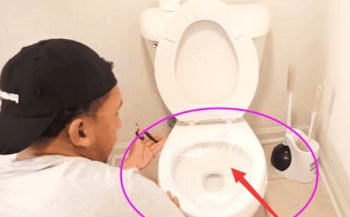 Bồn cầu bị tắc, đừng dại mà bỏ tiền ra để thông, chỉ cần dùng màng bọc thực phẩm cũng có thể giải quyết được-3