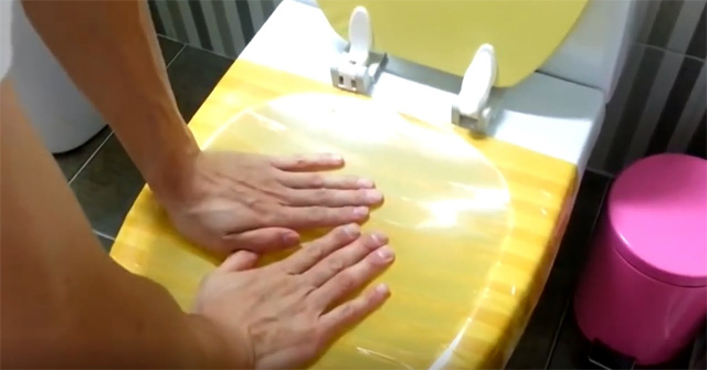 Bồn cầu bị tắc, đừng dại mà bỏ tiền ra để thông, chỉ cần dùng màng bọc thực phẩm cũng có thể giải quyết được-5