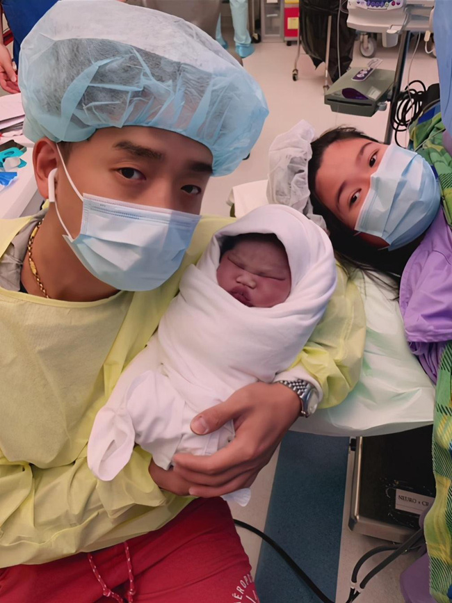 Nhìn nhan sắc con gái mới sinh, ông bố biểu cảm như thể muốn trả về nơi sản xuất-1