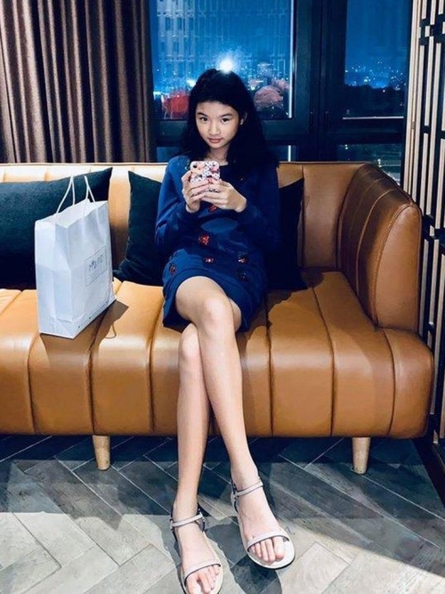 Bình rượu mơ của sao Việt: Mới 15 tuổi đã cao tới 1m70, dáng chuẩn hoa hậu tương lai nhưng bất ngờ nhất là phong cách thời trang-6