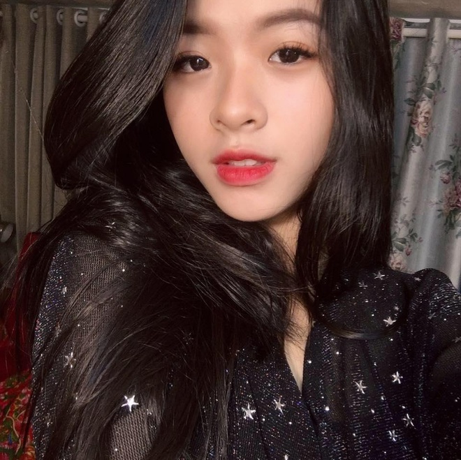 Bình rượu mơ của sao Việt: Mới 15 tuổi đã cao tới 1m70, dáng chuẩn hoa hậu tương lai nhưng bất ngờ nhất là phong cách thời trang-19