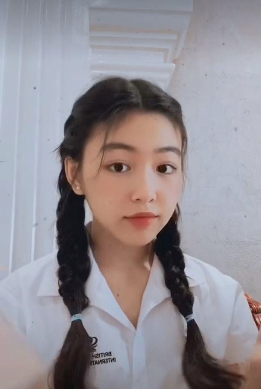 Bình rượu mơ của sao Việt: Mới 15 tuổi đã cao tới 1m70, dáng chuẩn hoa hậu tương lai nhưng bất ngờ nhất là phong cách thời trang-10