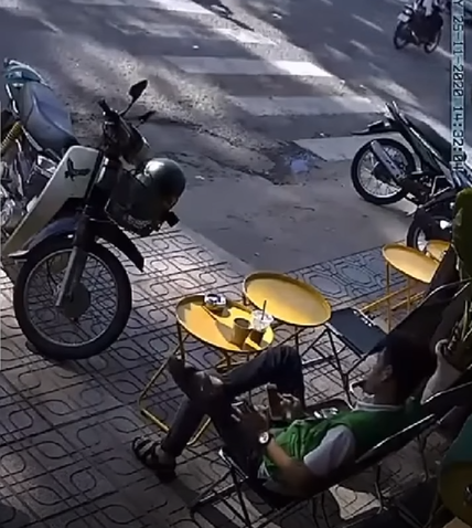 Clip thót tim: Đang ngồi nhâm nhi cà phê vỉa hè thì gặp tai nạn hy hữu, người đàn ông thoát chết thần kỳ khiến tất cả ngỡ ngàng-1