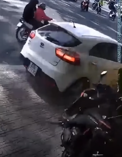 Clip thót tim: Đang ngồi nhâm nhi cà phê vỉa hè thì gặp tai nạn hy hữu, người đàn ông thoát chết thần kỳ khiến tất cả ngỡ ngàng-2