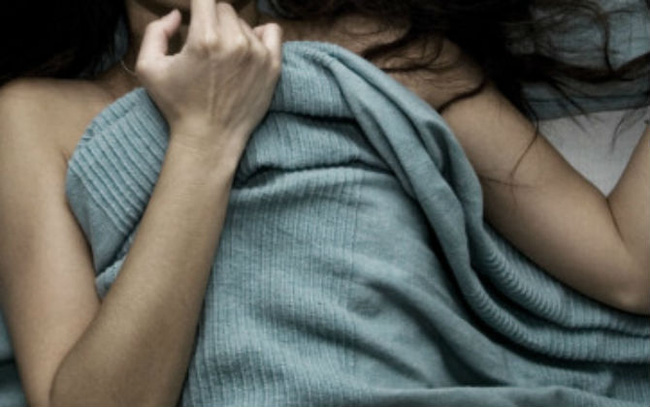 Kiểm tra camera, mẹ choáng váng rồi hối hận không kịp khi thấy hành động ghê tởm của nữ giúp việc trước mặt con gái 2 tuổi-1