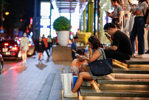 22h khuya nhưng người Sài Gòn vẫn tấp nập săn sale, tranh thủ hốt những món đồ ưng ý trước khi kết thúc ngày Black Friday-14