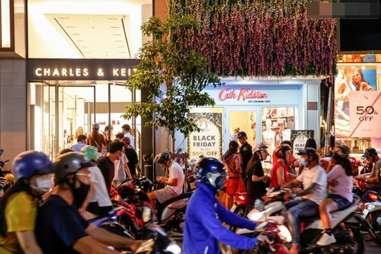 22h khuya nhưng người Sài Gòn vẫn tấp nập săn sale, tranh thủ 