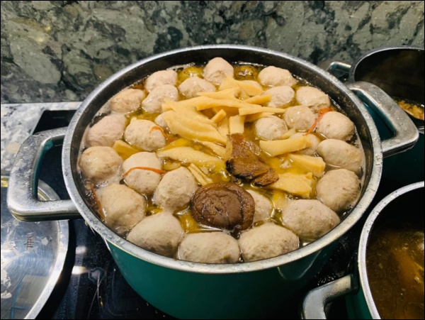 Vân Hugo đúng gái đảm, làm tiệc hoành tráng đãi bạn, thực đơn toàn món bổ dưỡng mà không sợ tăng cân-8