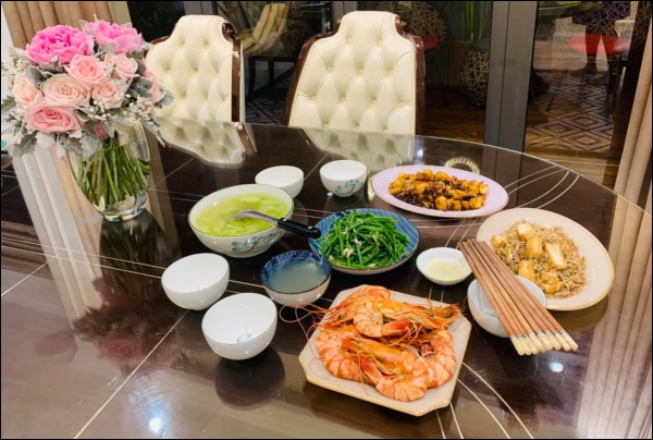 Vân Hugo đúng gái đảm, làm tiệc hoành tráng đãi bạn, thực đơn toàn món bổ dưỡng mà không sợ tăng cân-10