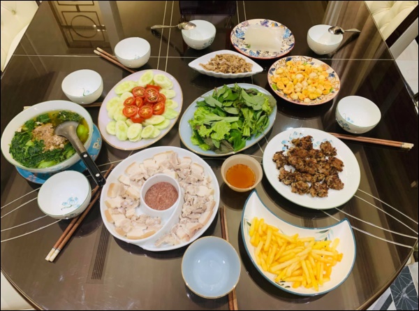 Vân Hugo đúng gái đảm, làm tiệc hoành tráng đãi bạn, thực đơn toàn món bổ dưỡng mà không sợ tăng cân-9