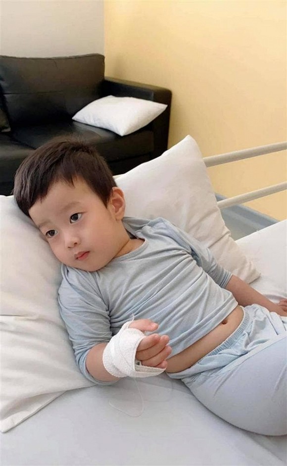 Diễn viên Việt Anh lo sốt vó vì một đêm ôm con chạy 3 bệnh viện-1