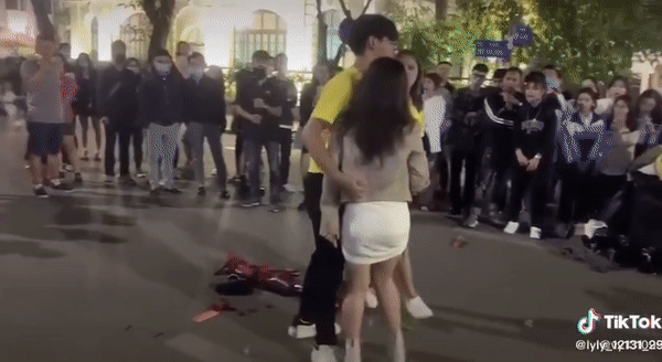 Tình cờ thấy bạn trai được tỏ tình trên phố đi bộ, cô gái tức giận yêu cầu giải thích nhưng cú ngã giả trân của nữ phụ mới khiến tất cả phẫn nộ-1