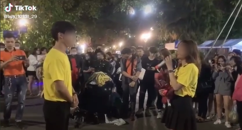 Tình cờ thấy bạn trai được tỏ tình trên phố đi bộ, cô gái tức giận yêu cầu giải thích nhưng cú ngã giả trân của nữ phụ mới khiến tất cả phẫn nộ-5