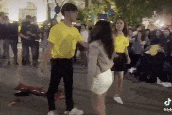 Dân mạng cũng đến cạn lời khi tiểu tam theo đuổi trai sắp lấy vợ bất thành, ngồi khóc nức nở bên vỉa hè lúc đêm muộn-2