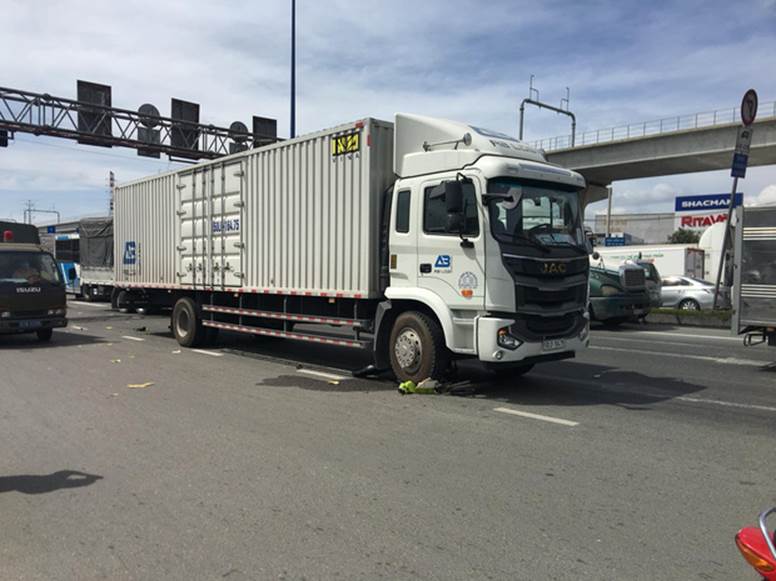 Xe tải ôm cua cán nát xe máy rồi kéo lê, cô gái trẻ bị gãy chân gào khóc trong đau đớn-1