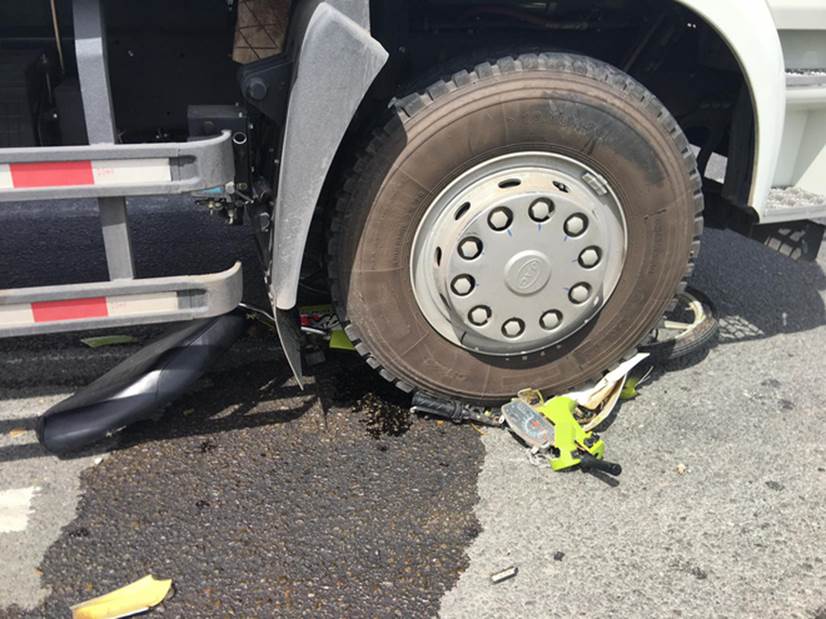 Xe tải ôm cua cán nát xe máy rồi kéo lê, cô gái trẻ bị gãy chân gào khóc trong đau đớn-2