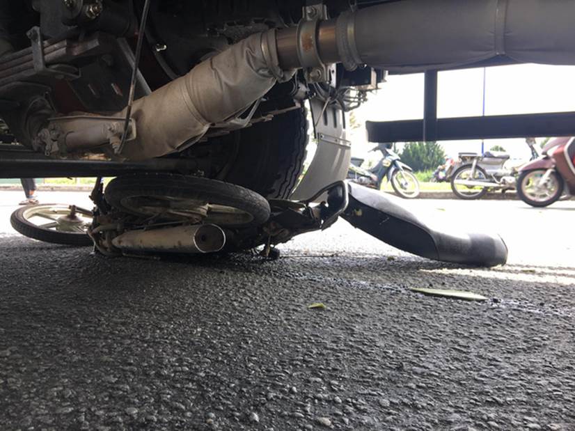 Xe tải ôm cua cán nát xe máy rồi kéo lê, cô gái trẻ bị gãy chân gào khóc trong đau đớn-4