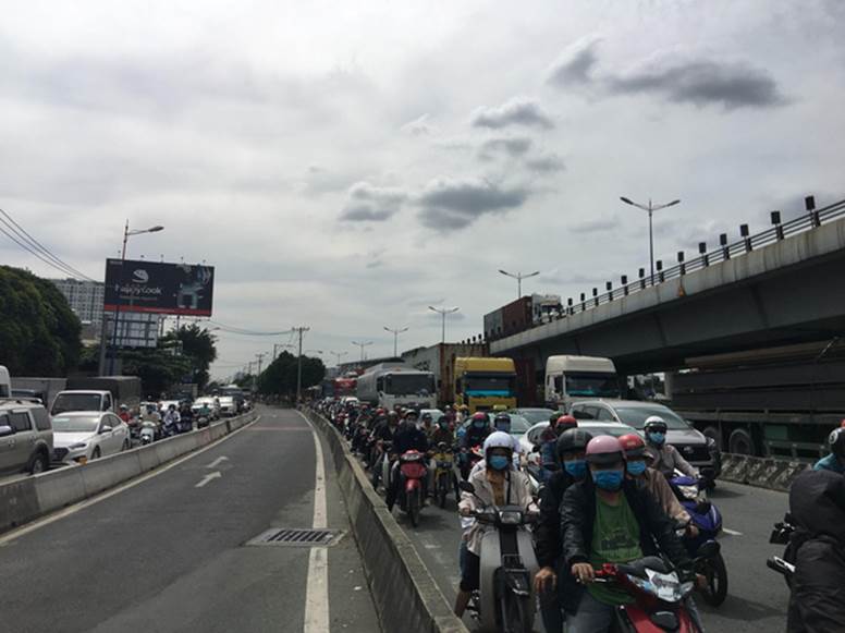 Xe tải ôm cua cán nát xe máy rồi kéo lê, cô gái trẻ bị gãy chân gào khóc trong đau đớn-5