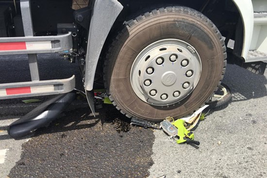 Xe tải ôm cua cán nát xe máy rồi kéo lê, cô gái trẻ bị gãy chân gào khóc trong đau đớn