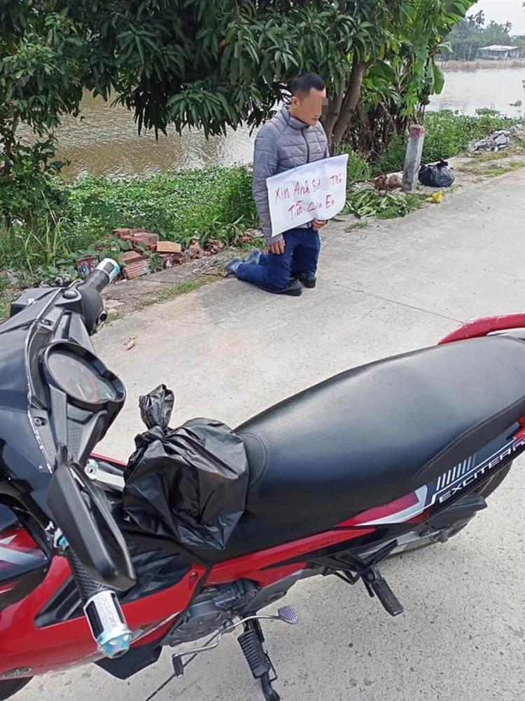 Nhiều lần đòi nợ không thành, chủ nợ bất lực quỳ gối cầm biển cầu xin con nợ trả tiền?-1
