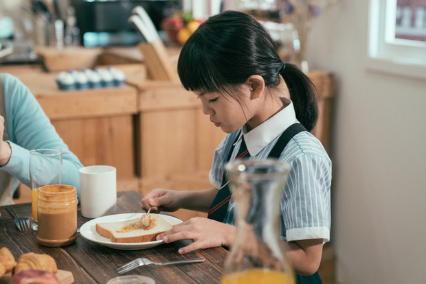 Từ phong cách giáo dục trên bàn ăn của cha mẹ Hàn Quốc và Mỹ, làm sao để nuôi dạy những đứa trẻ không-vô-ơn?-1