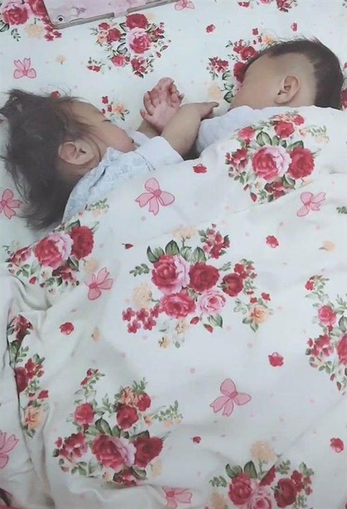 Cặp sinh đôi thường xuyên chí chóe nhau, khi hai con ngủ say bà mẹ lật chăn lên thì lập tức mỉm cười hạnh phúc-1
