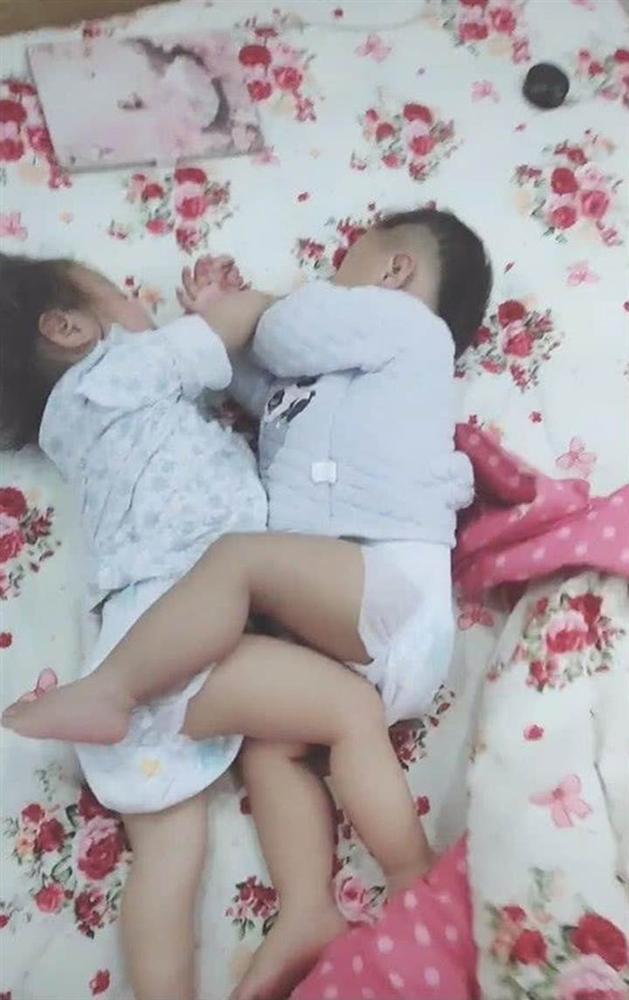 Cặp sinh đôi thường xuyên chí chóe nhau, khi hai con ngủ say bà mẹ lật chăn lên thì lập tức mỉm cười hạnh phúc-2