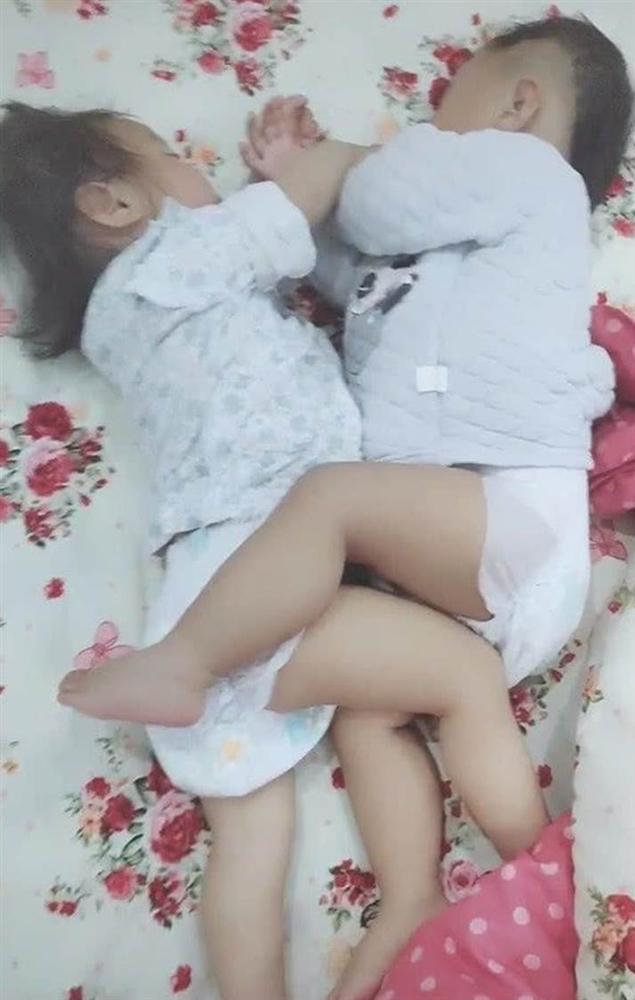 Cặp sinh đôi thường xuyên chí chóe nhau, khi hai con ngủ say bà mẹ lật chăn lên thì lập tức mỉm cười hạnh phúc-3