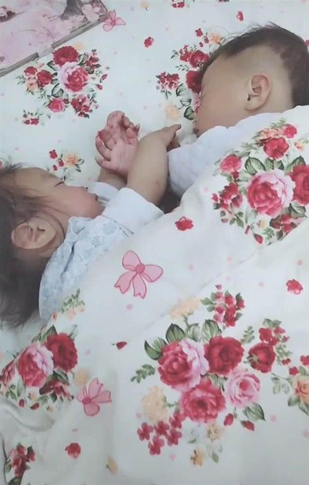 Cặp sinh đôi thường xuyên chí chóe nhau, khi hai con ngủ say bà mẹ lật chăn lên thì lập tức mỉm cười hạnh phúc-4