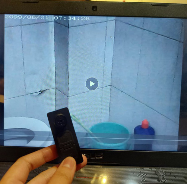 Nam thanh niên đặt camera siêu nhỏ trong nhà vệ sinh, quay lén đồng nghiệp nữ: Thủ phạm định mua về quay trộm cho vui-1