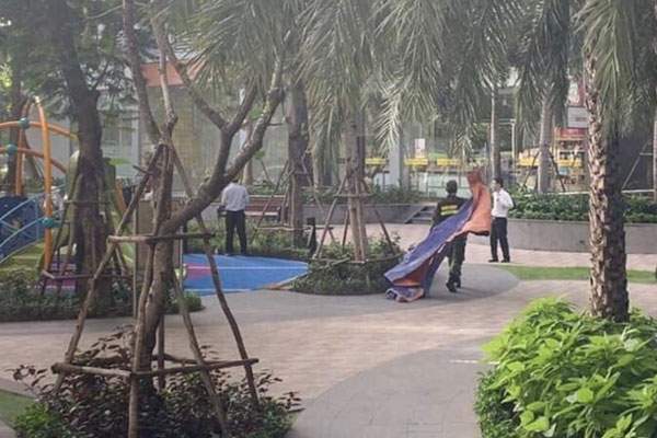 Hà Nội : Một người đàn ông chết thảm dưới sân chung cư sau khi rơi từ tầng cao-2