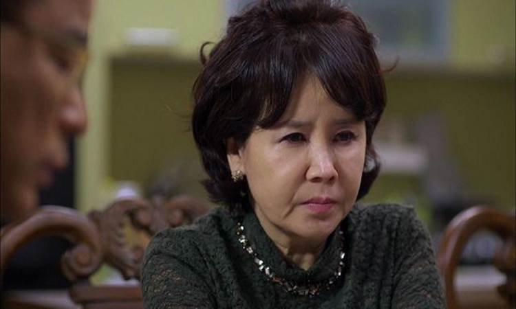 Mẹ chồng nghi ngờ con dâu thậm thụt của cải về đằng ngoại, đến khi hàng xóm lắp camera bà mới ngã ngửa khi biết sự thật-1