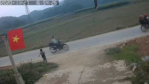 Clip: Kinh hãi khoảnh khắc bé trai mải chơi chạy băng qua đường, đúng lúc chiếc ô tô chồm tới với tốc độ cao-1